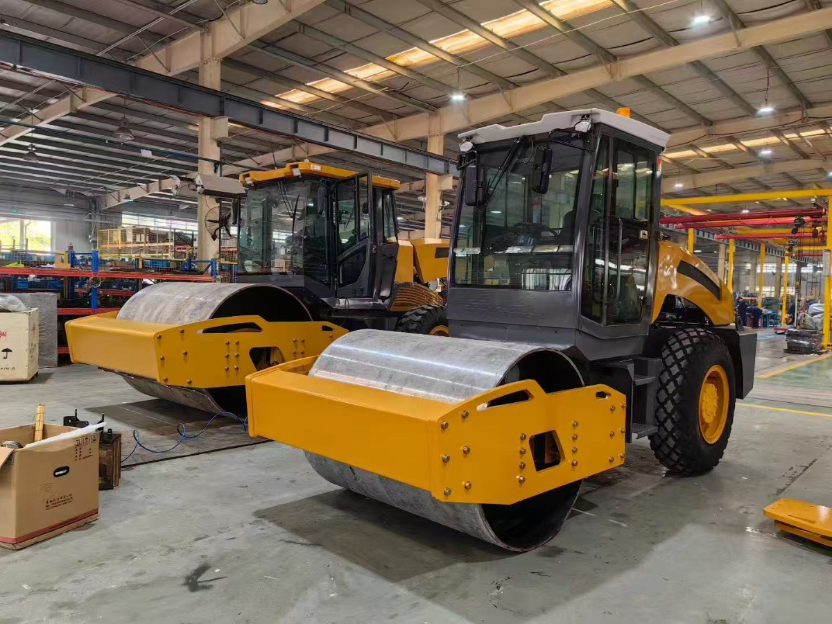 山東思拓瑞克公司17臺中大型雙輪壓路機出口英國伯明翰