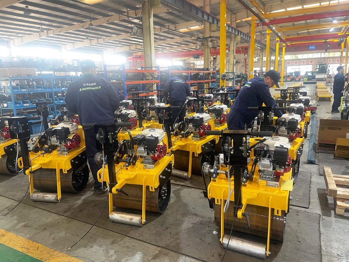 使用手扶小型壓路機應注意的事項